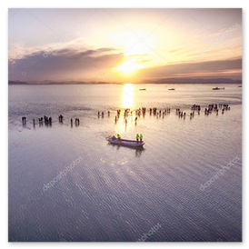 Kustlijn vanuit de lucht bij zonsopkomst