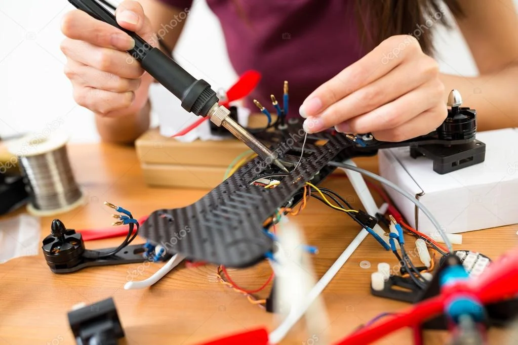 FPV drone vliegt door magazijnpad