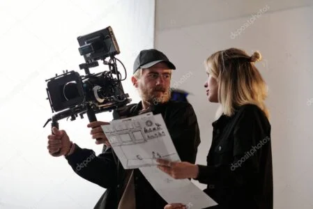 Crew bespreekt storyboard tijdens opnames