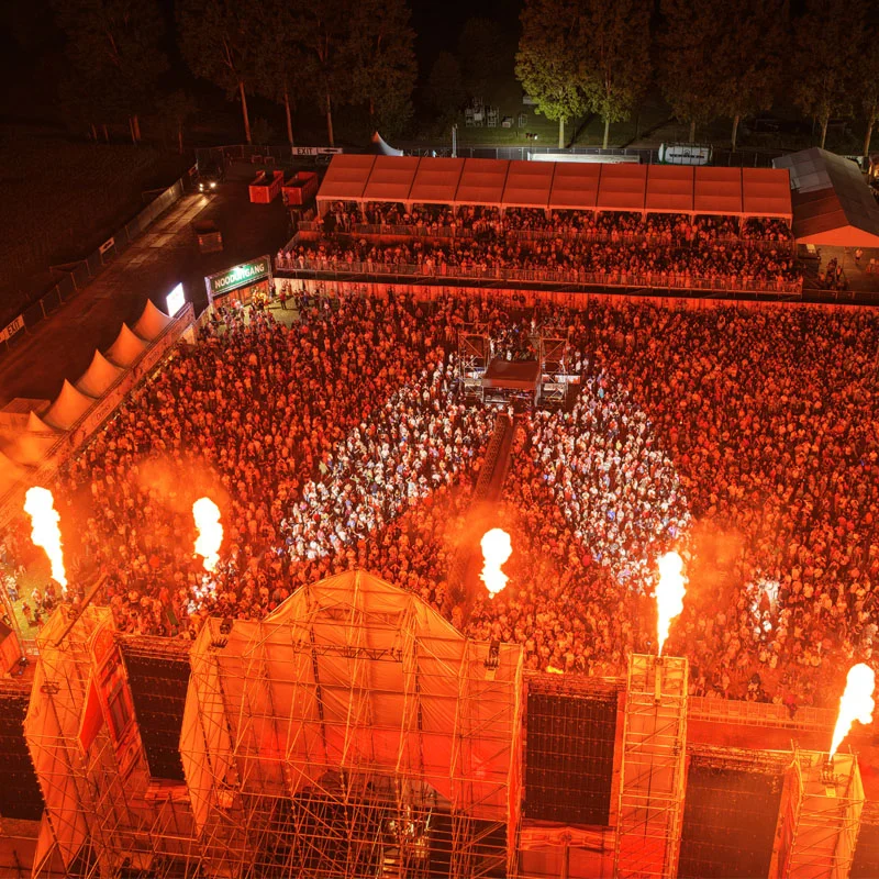 Festivalpubliek met podiumverlichting