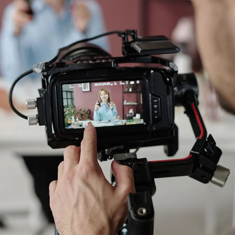 Filmer met gimbal tussen publiek